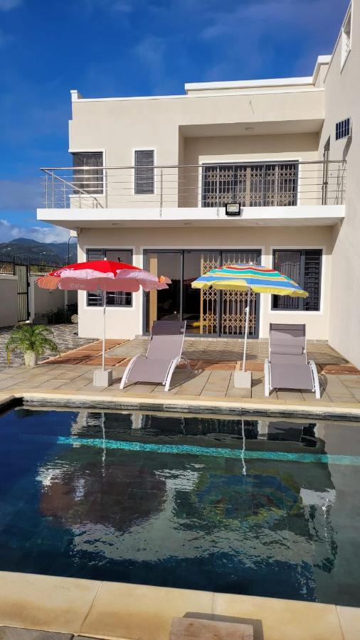 Coquette Villa Avec Piscine Flic en Flac Luaran gambar