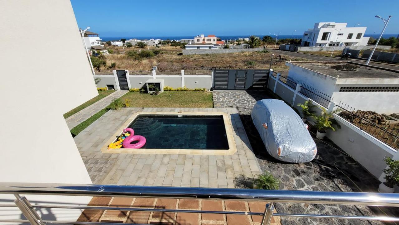 Coquette Villa Avec Piscine Flic en Flac Luaran gambar